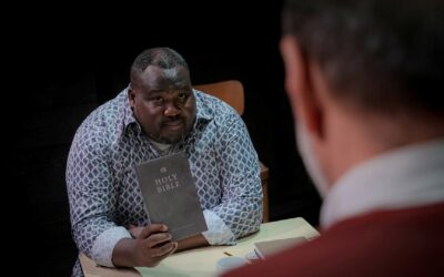 Είδαμε και προτείνουμε: «Άσπρο Μαύρο» – Μια υπαρξιακή μονομαχία χωρίς νικητή