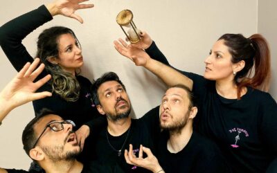 Off Off 2026 / «Ροζ Ιππότες» / «Κλεψύδρα». Το έργο μας δημιουργείται εκείνη τη στιγμή, μπροστά στα μάτια του κοινού