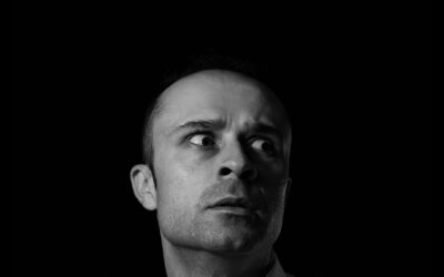 Off Off 2026 / «In Flux | Theater Group» / «Ο εφιάλτης ενός ηθοποιού» όταν ξεχνά τα λόγια του επί σκηνής…