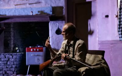 Είδαμε τη θεατρική παράσταση «Η Μοναξιά της Δύσης», του Martin McDonagh, στο Επί Κολωνώ